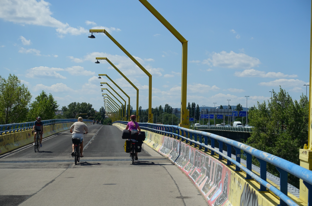 Fahrrad-Highway neben der Autobahn – beides eigene Donaubrücken