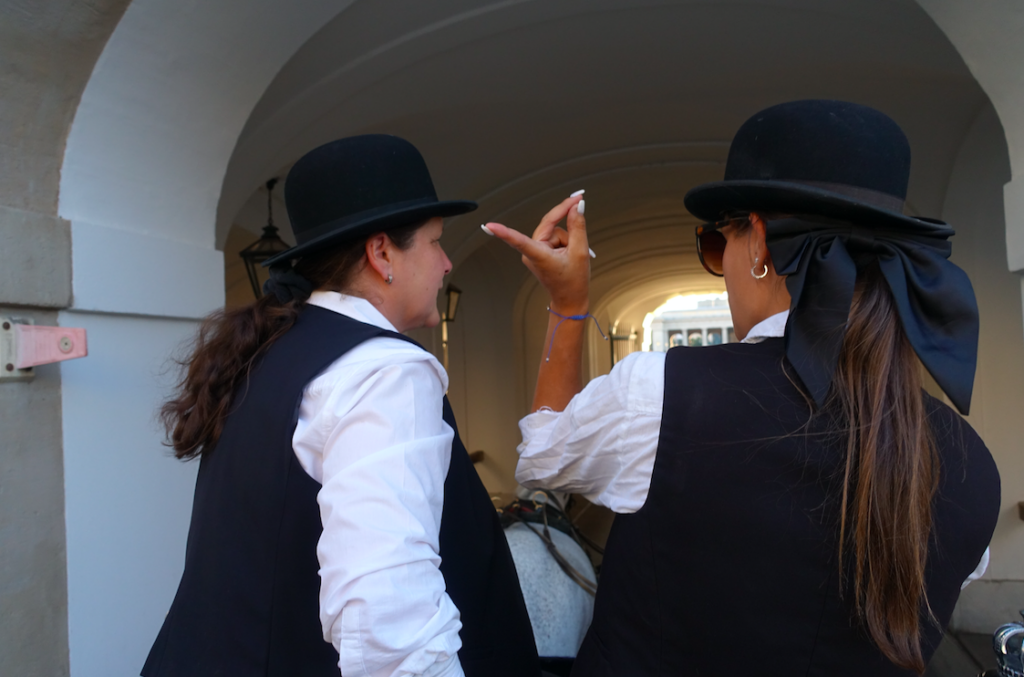 Kutscherin Alexandra (r) u. Chefin Sabine Rieger (l), unsere Wien-Führerinnen