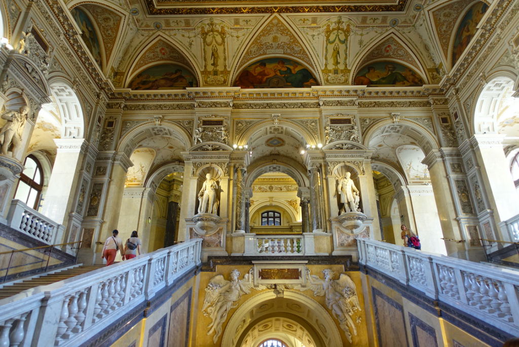 Prunkvoller Treppenaufgang im Naturhistorischen Museum