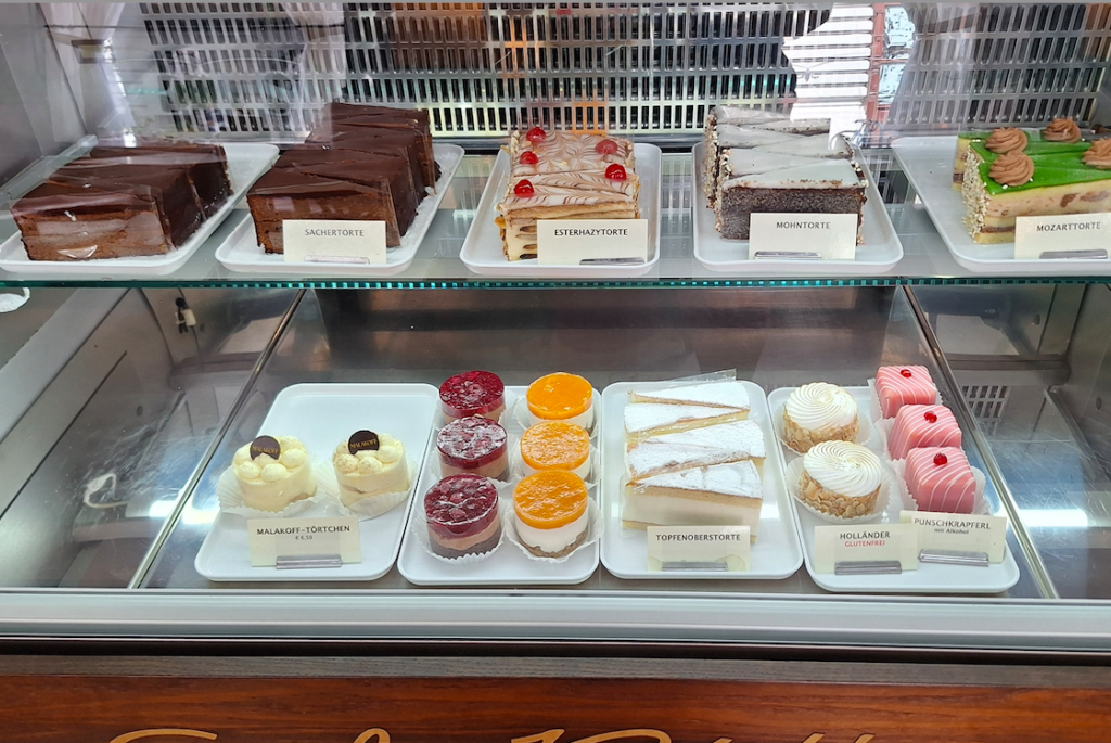 Kuchenauswahl im Café Ritter