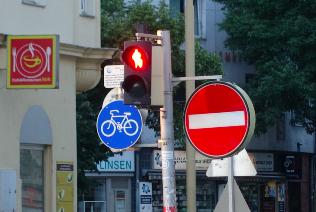 Wien hat etliche verschiedene Ampelmännchen zu bieten – und Schilder ohne Ende