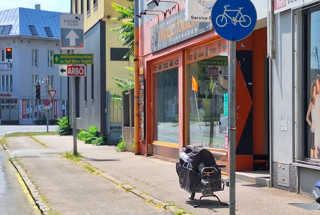 Einsamer Burley vor dem Fahrradladen