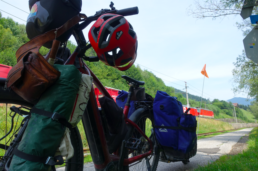 Lange Strecken folgt der Radweg einer Bahnlinie