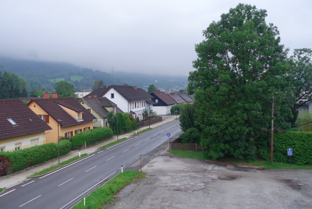 Morgendlicher Blick aus dem Fenster: Juhu! Es hat geregnet und ist kühl.