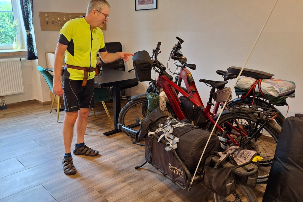 In der Pension/Pizzeria St. Barbara kamen die Räder kurzerhand ins Büro