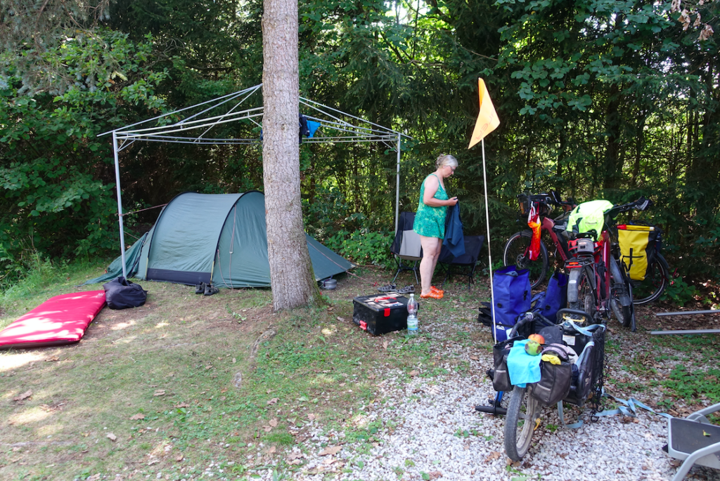 Unser schattiges Plätzchen auf dem Campingplatz