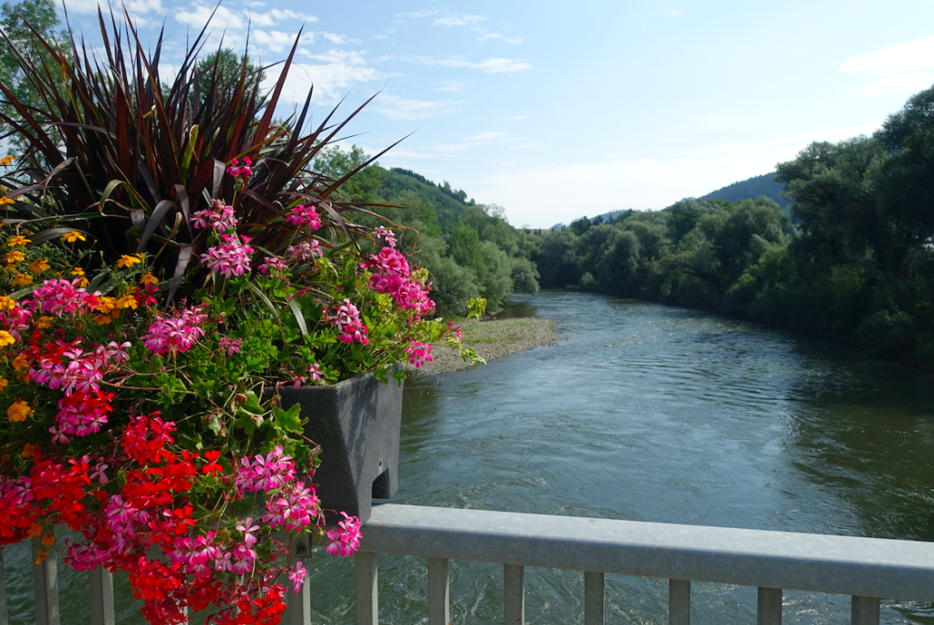 Blumenschmuck überall: sogar auf einer Murbrücke
