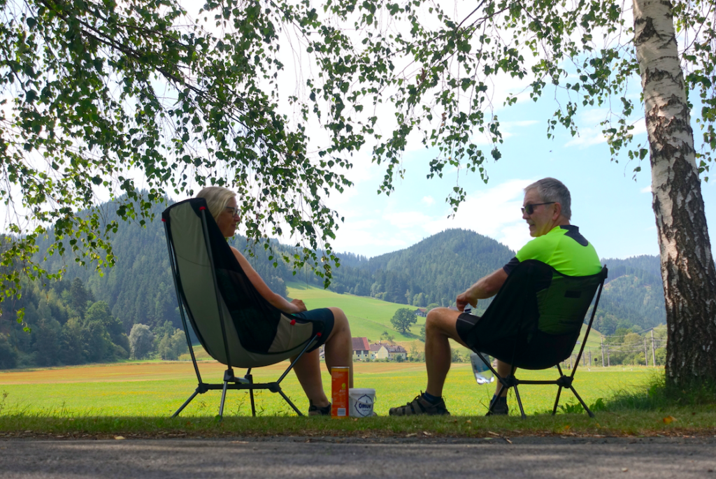 Rast im Schatten einer Birkenallee