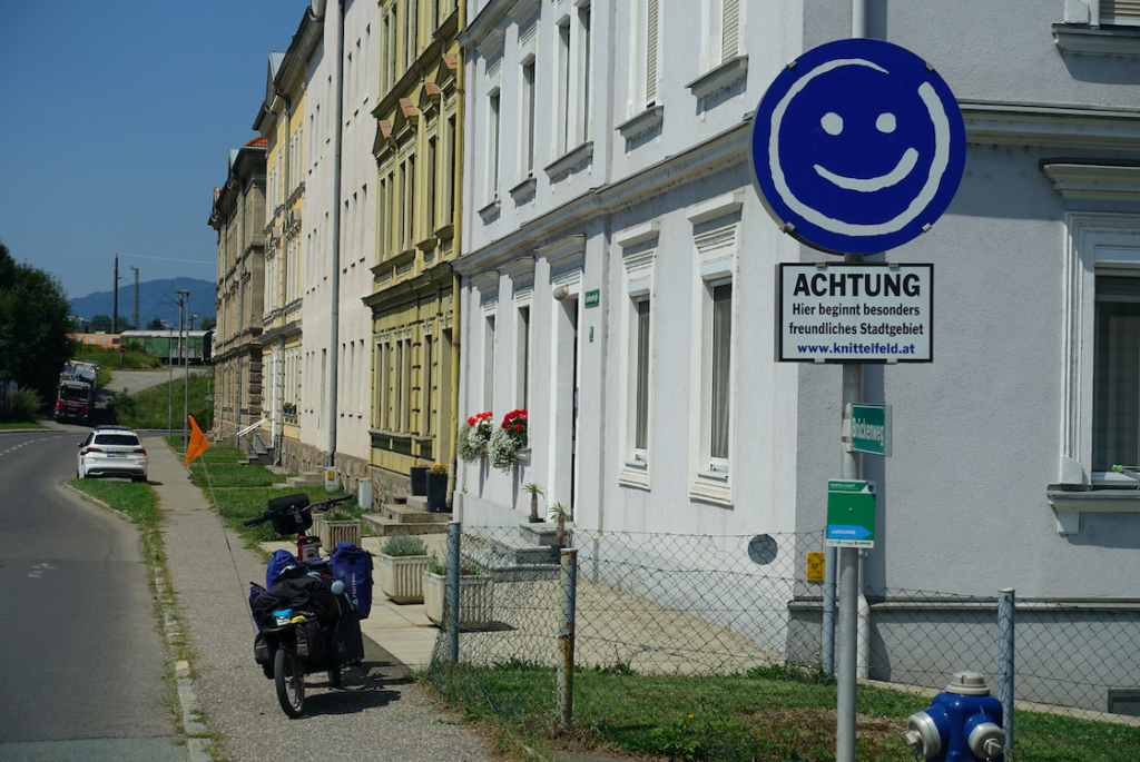 Wieder mal ein außergewöhnliches – diesmal sogar offizielles – Schild ;)