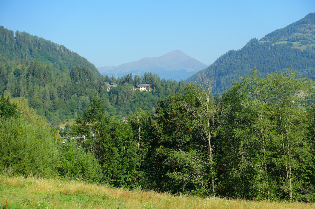 Ab und zu tauchen wieder höhere Berge auf