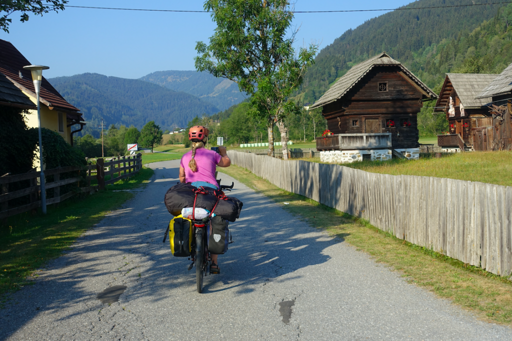Typisch alpenländisches Hof-Idyll …
