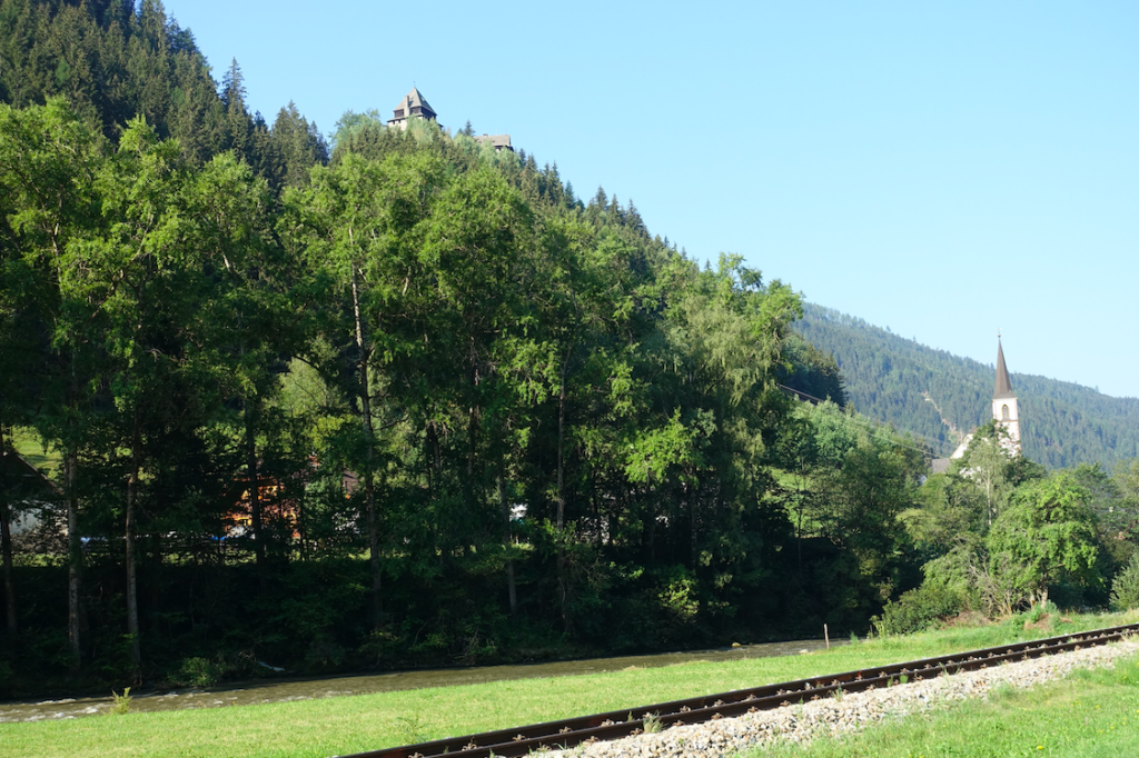 Burg Finstergrün oberhalb der Ortschaft Ramingstein