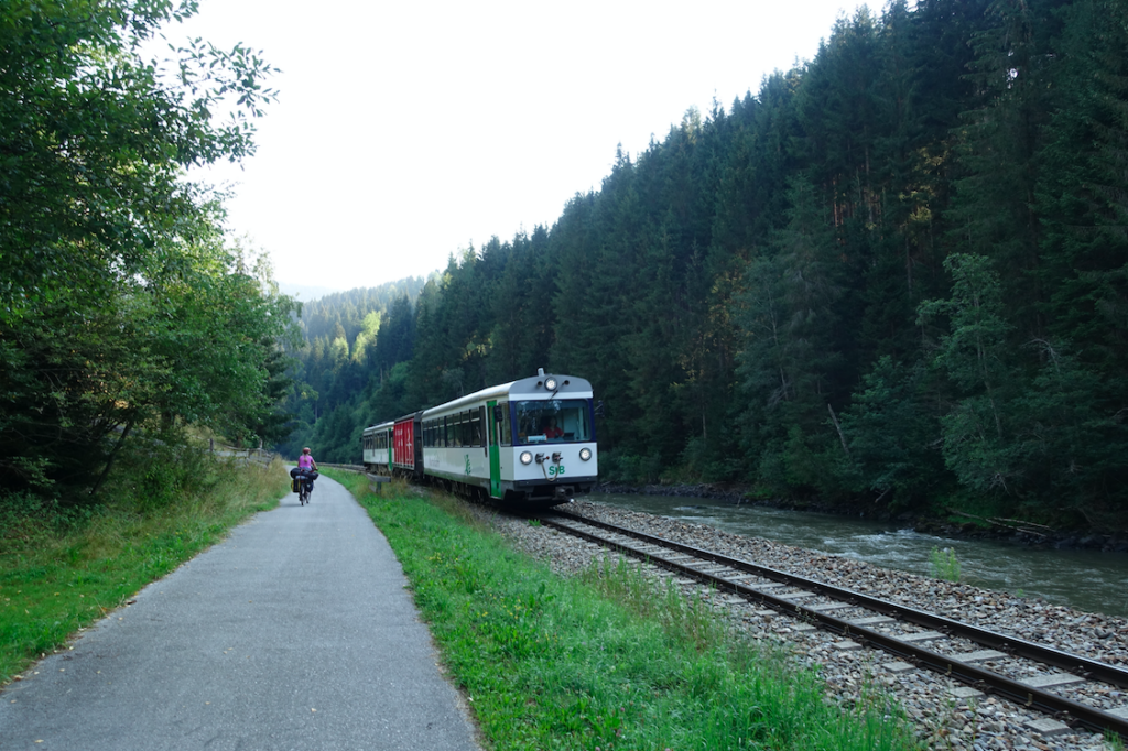 … eine Schmalspurbahn, die alle zwei Stunden Touristen in die Berge bringt