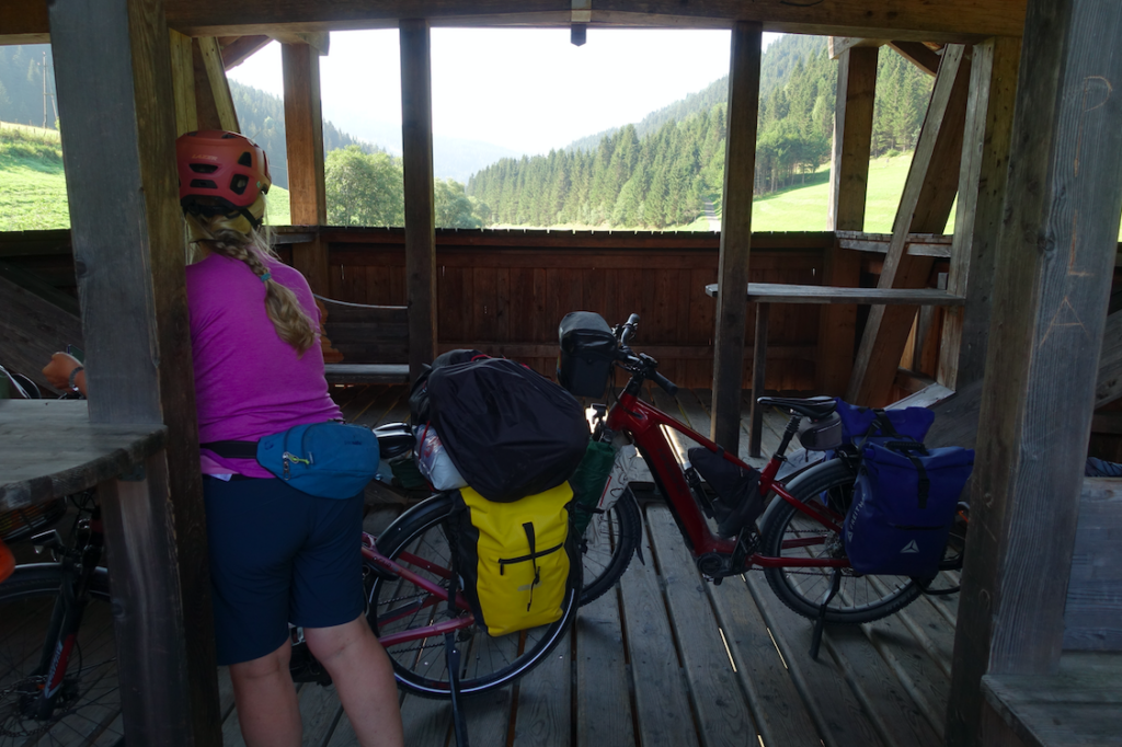 Blick von der überdachten Brücke