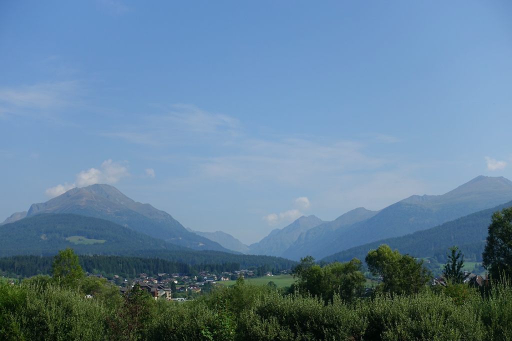 Bergketten der Nordalpen: vermutlich die Schladminger Tauern (auf deren Nordseite die Prenneralm liegt, wo wir im letzten Jahr waren)