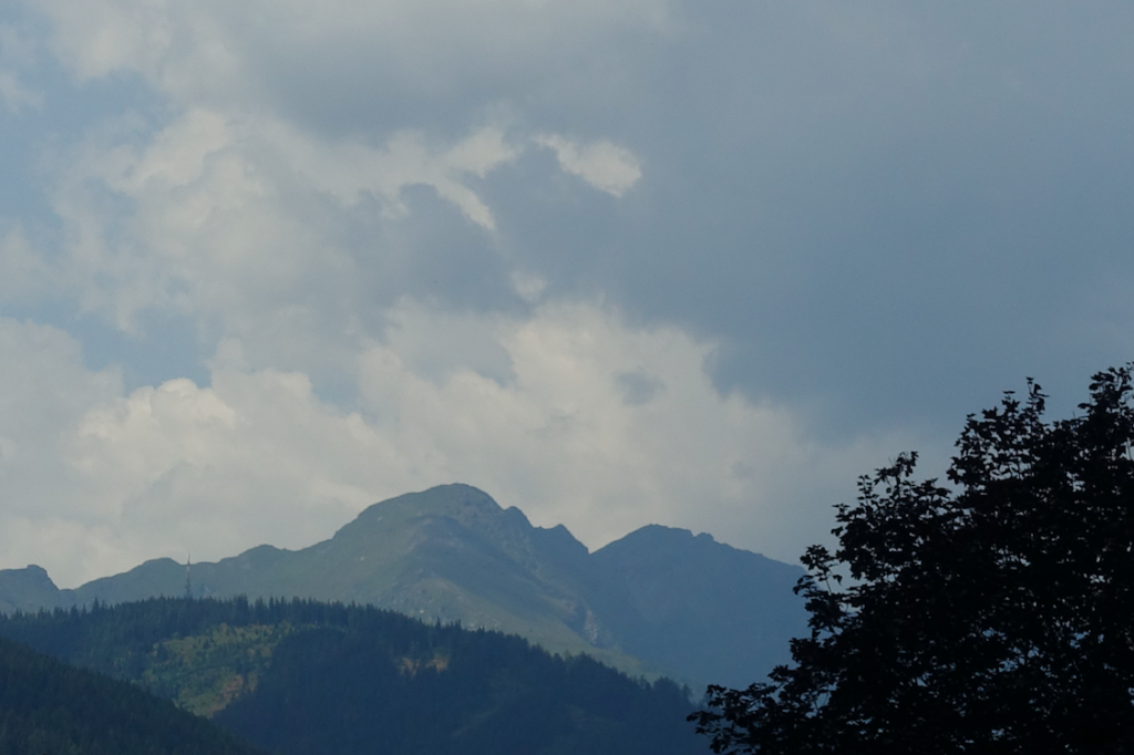 Über den Bergen geht es schon los