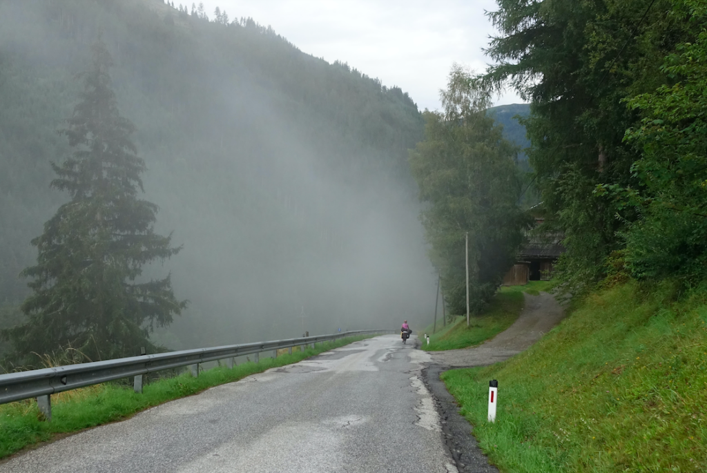 Wir fahren ins einsame Bundschuhtal, dass auf den Schönfeldsattel führt