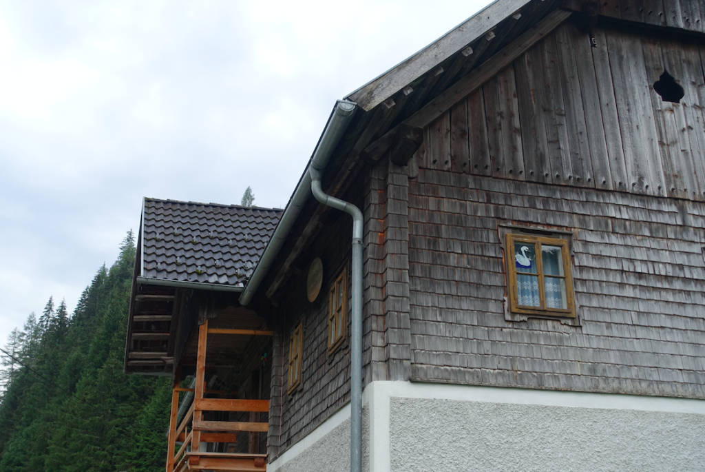 Einige alte, schindelverkleidete Häuser im Bundschuhtal