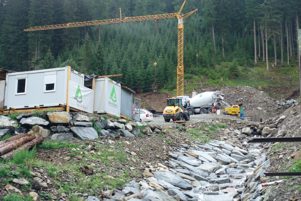 Auch in abgelegenen Tälern müssen die Straßen vor Murenabgängen und Wassermassen geschützt werden