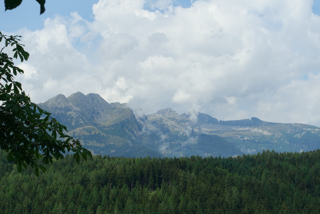 Blick aus dem Fenster: Links das Gmeineck-Massiv (bis 2.592 m) der Reißeckgruppe, die zu den Hohen Tauern gehören