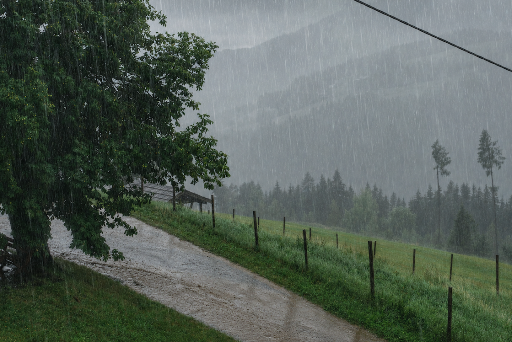 Am Abend dann Gewitter, heftiger Regen, Hagel und Schlammlawinen vor dem Gasthof: Gut, dass wir längst am Ziel sind!