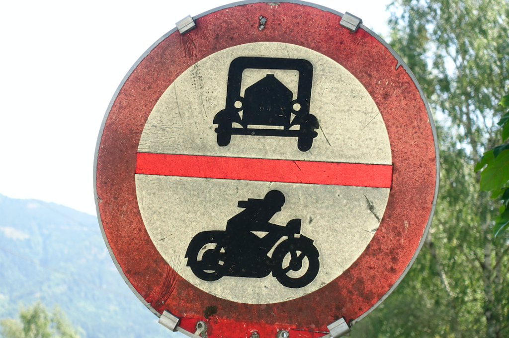 In Österreich sind die Verkehrsschilder irgendwie leicht veraltet