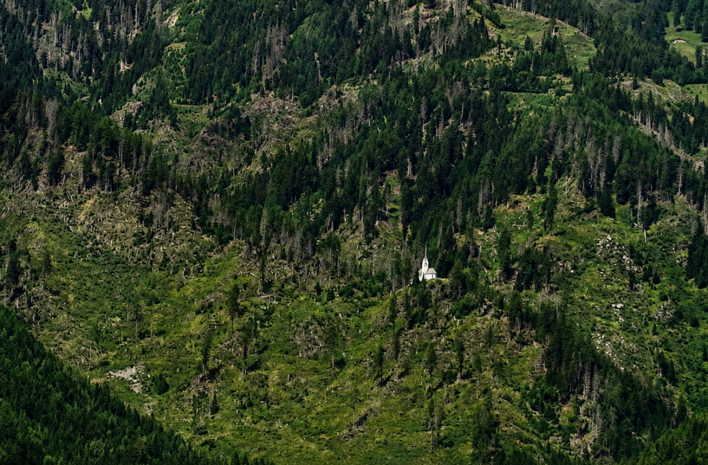 Hoch über Lienz klebt das kleine Helenenkirchl am Hang auf rund 1.280 m Höhe
