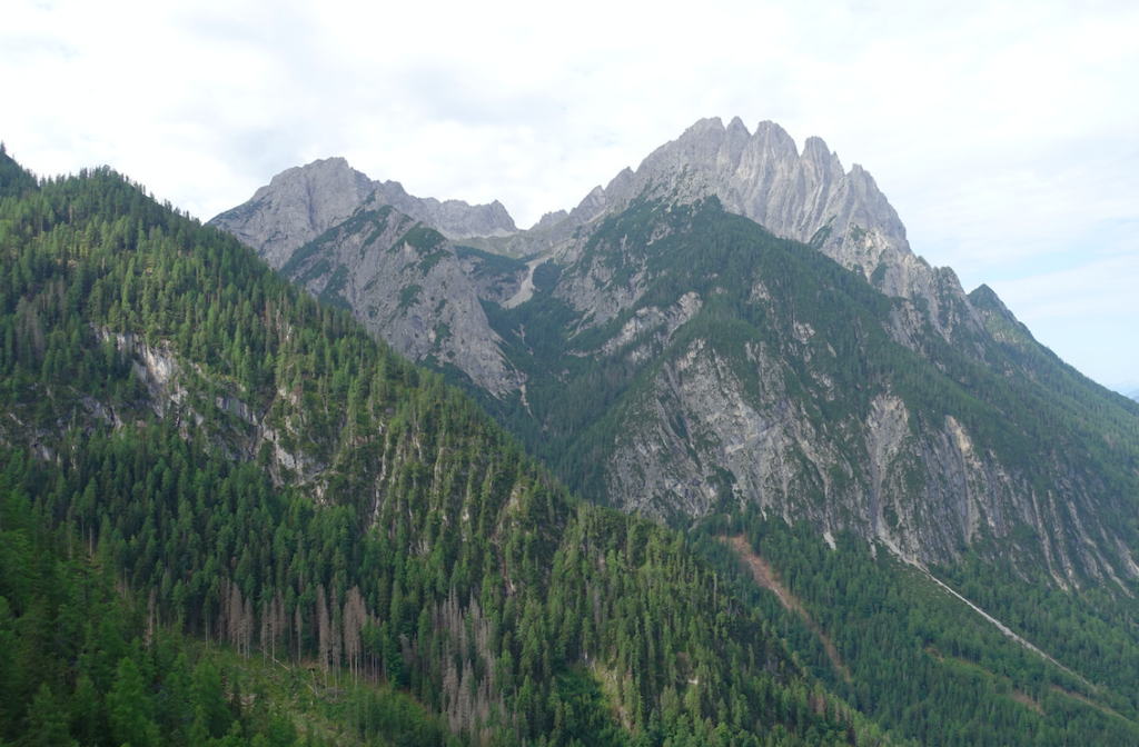 Rechts der markante gezackte Spitzkofel (2.717 m), links davon der Kreuzkofel