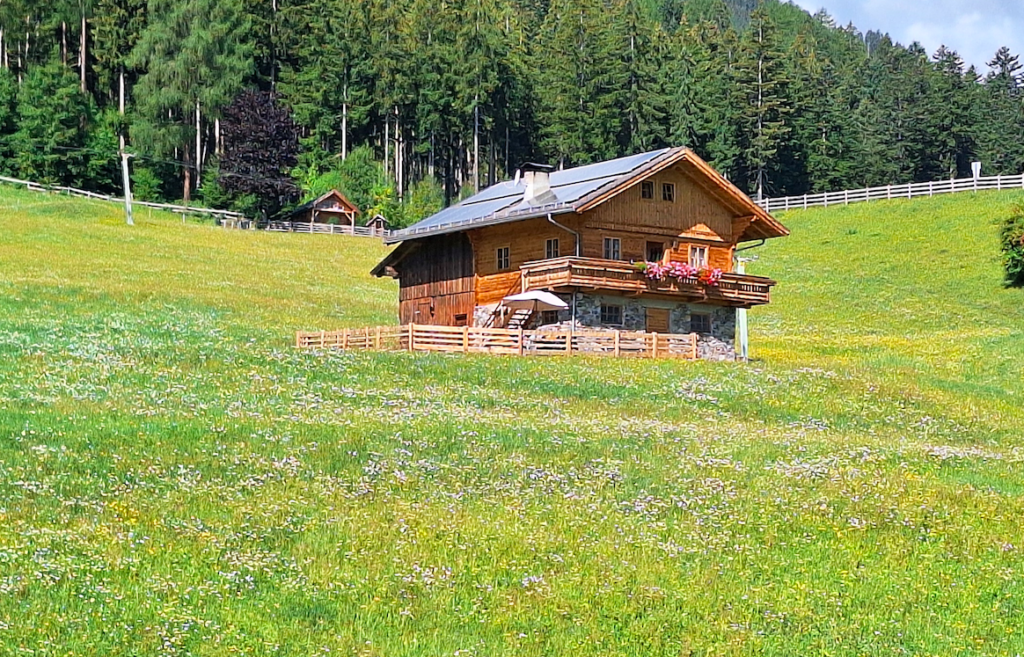 Schöne Almhütte – mitten zwischen den Bahnen auf der Skiwiese
