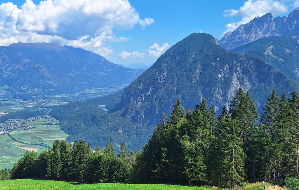 Da entdeckten wir den Tristacher See unten am Berg, wo wir gestern mit dem Rad waren