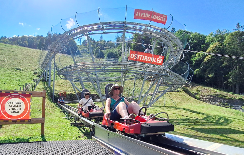 Und dann 2,7 km und 300 Höhenmeter mit der Sommerrodelbahn "Osttirodler": Eine Gaudi – Rodeldidö!