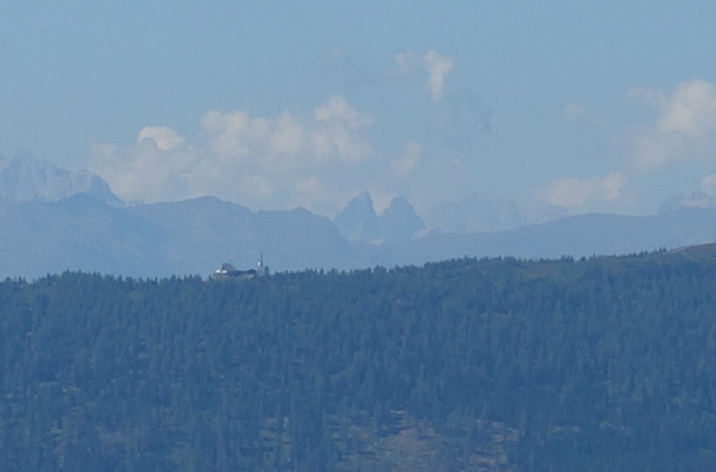 Noch in weiter Ferne die Drei Zinnen in den Südtiroler Dolomiten