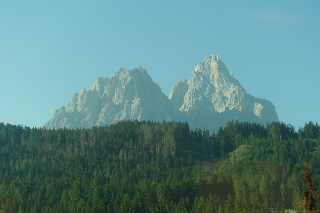 Aus dem Zugfenster Blick auf die Dolomiten …