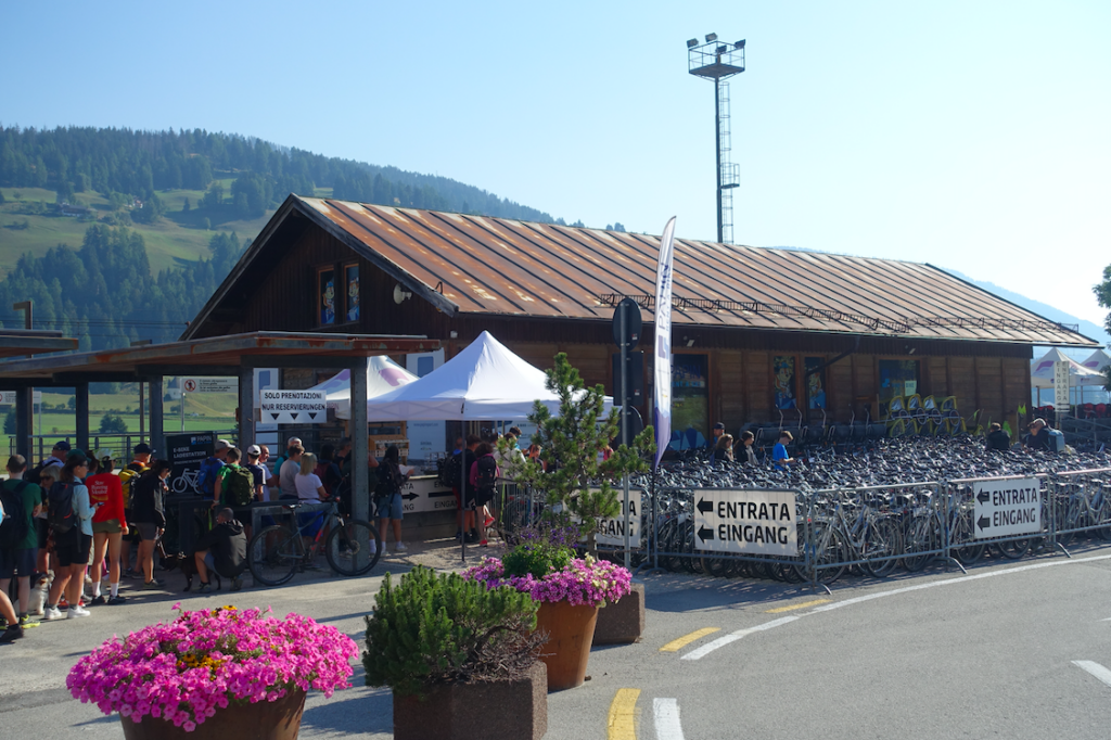 Da stehen sie und warten auf ihr Mietfahrrad: die ersten von 5.000 Italienern auf dem Weg von Toblach nach Lienz