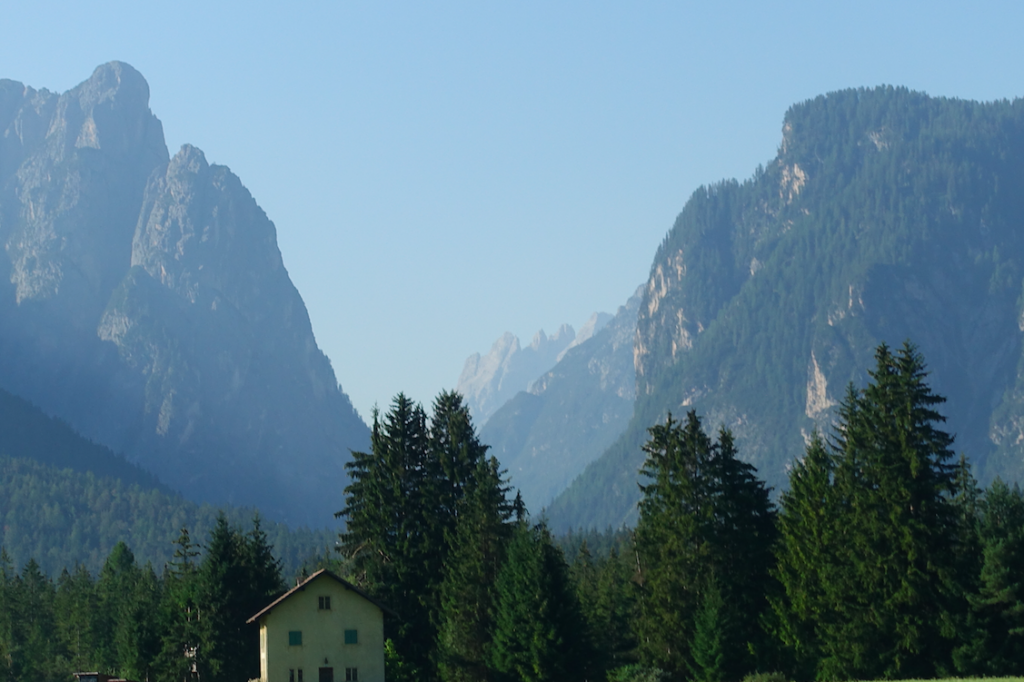Blick auf den Naturpark Drei Zinnen hinter Toblach