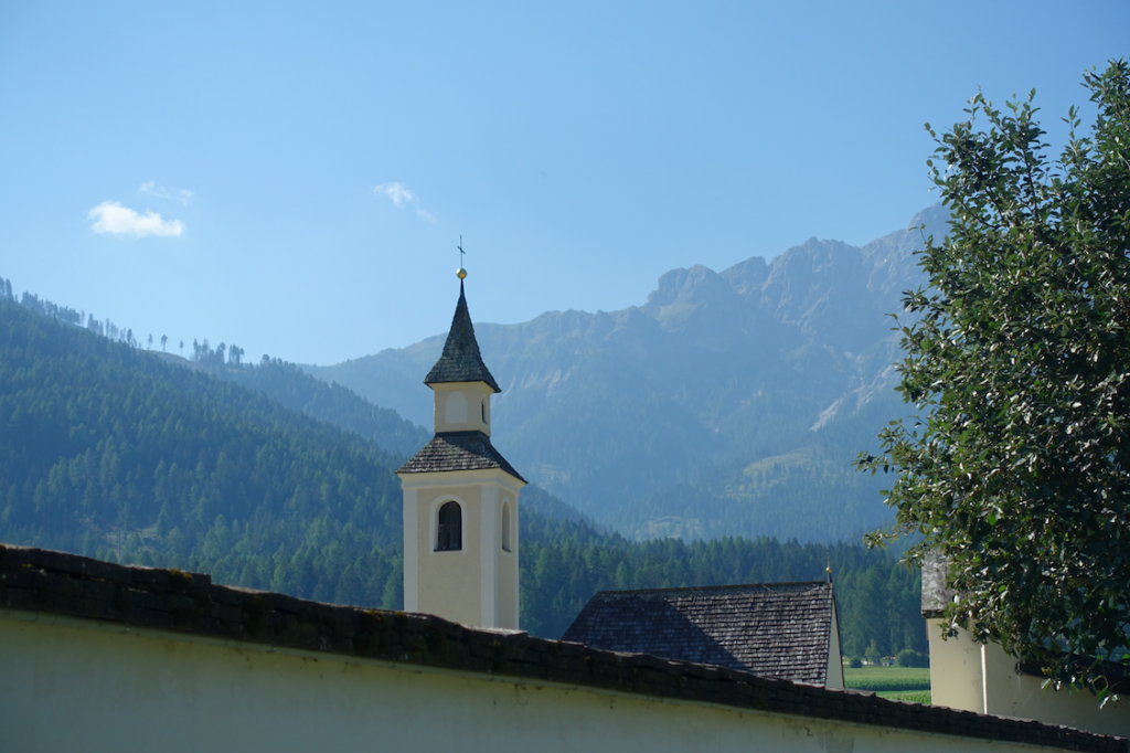 Komplett eingefriedeter Friedhof … mit Schatten für unsere Pause (außerhalb im Bereich der Lebenden ;)