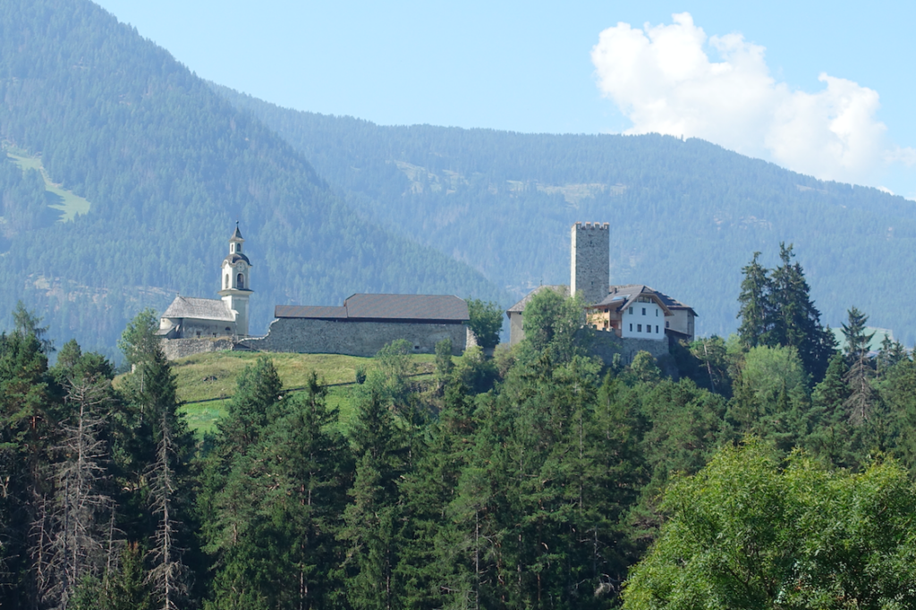 Ein erster Blick auf Schloss Bruneck
