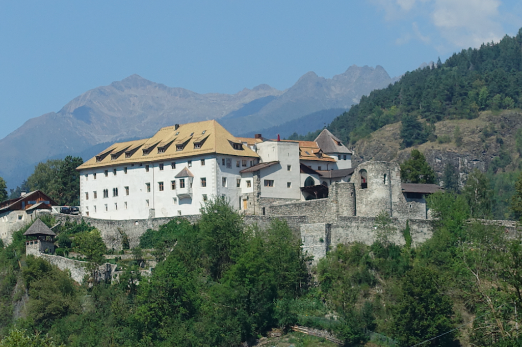 Schloss Rodenegg zwischen Mühlbach und Schabs
