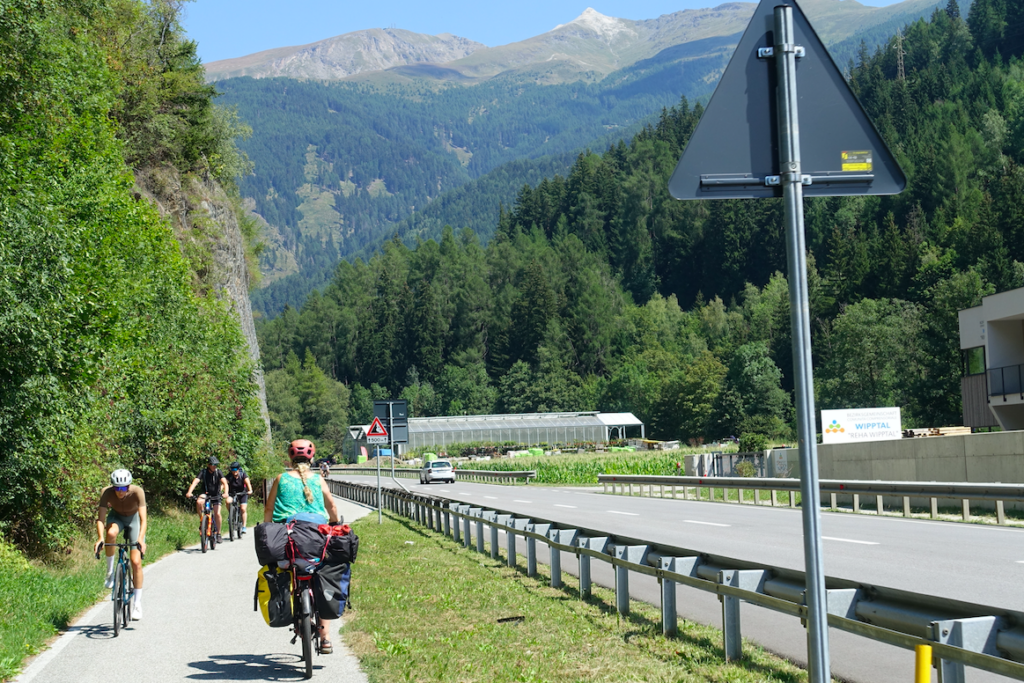 Schnappschuss einer Begegnung: Man beachte die beiden Rennradfahrer auf der Straße, die keinen Bock auf Radweg hatten
