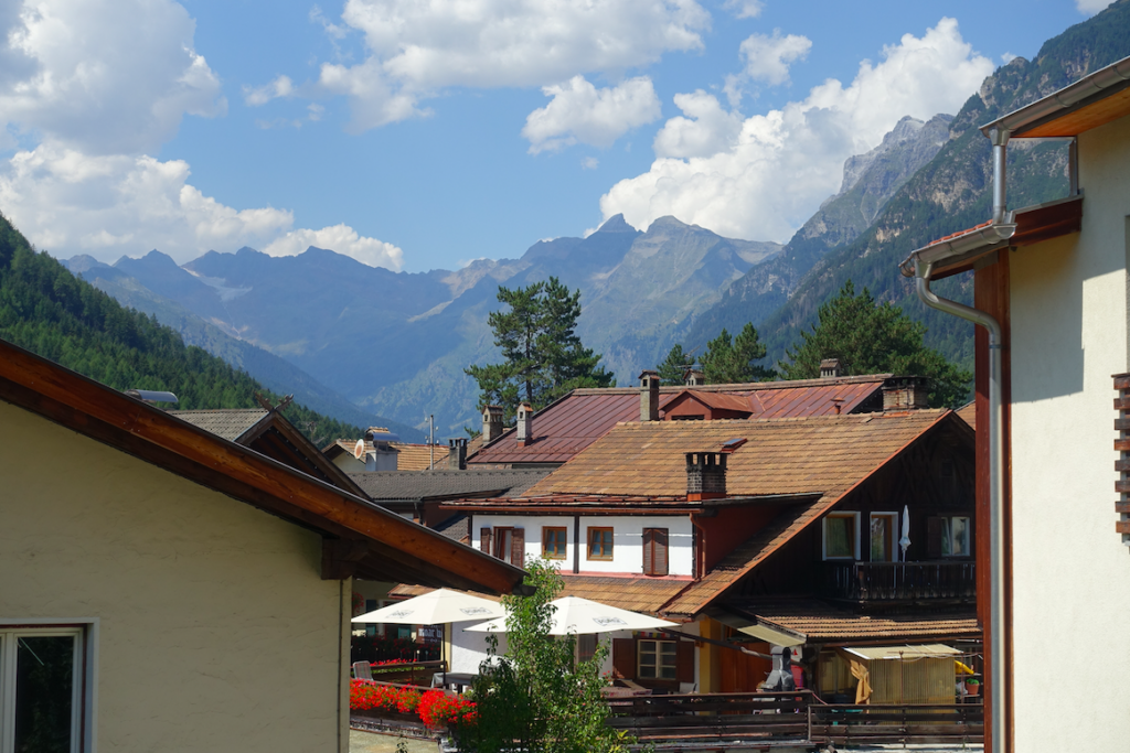 Blick über die Dächer von Gossensass