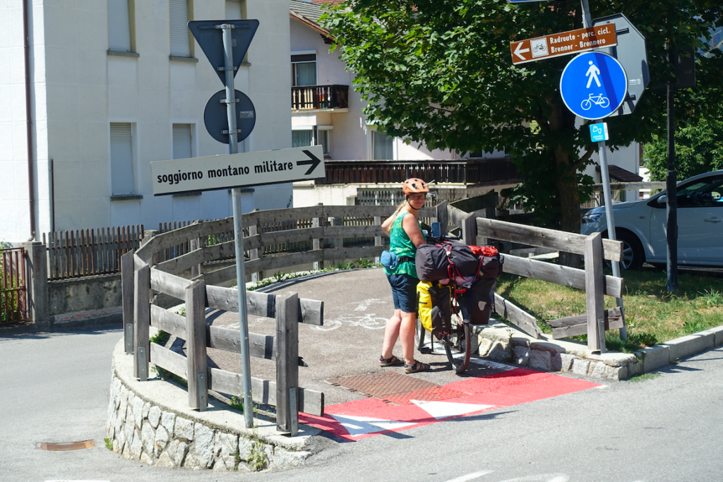 Trotz der Enge im Tal ist oft Platz für separate Radwege – das freut uns!