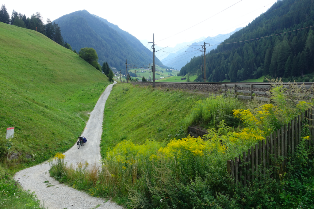 Radweg oder weiter auf der Bundesstraße: Hier wurde der Radweg zum MTB-Trail; also für uns ungeeignet