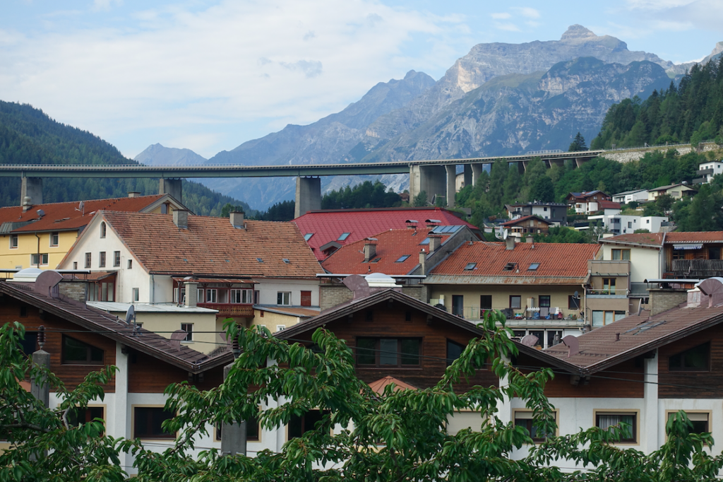 Matrei am Brenner vor einer der zahlreichen Autobahnbrücken