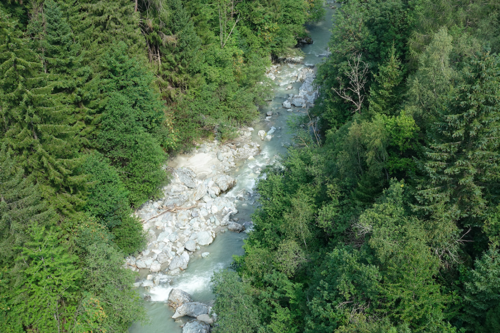 Die Brücke überquert den Wildbach Sill