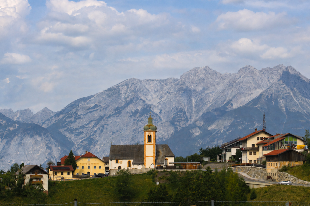 St. Peter, eines der Dörfer gegenüber der Brenner-Autobahn auf der anderen Talseite der Sill