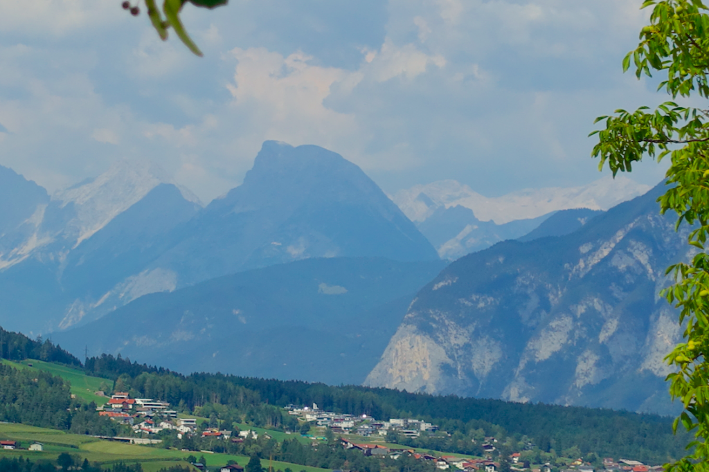 Blick auf die Stubaier Alpen: vorn die Nockspitze und die Kalkkögel, dahinter die vergletscherten Hochgipfel des Stubai.