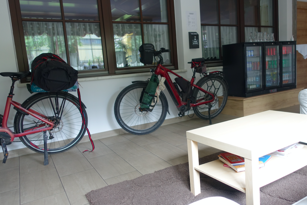 Heute durften unsere Räder in der Lobby des Gasthauses Schatz in Hall parken