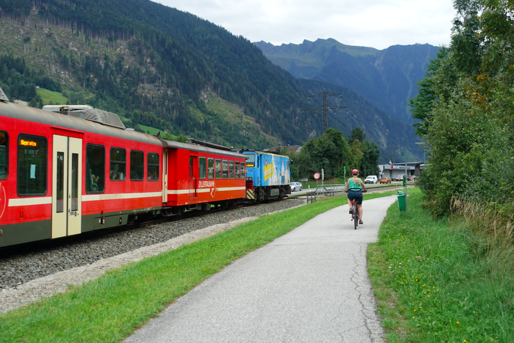 Sabine und die Zillertalbahn auf dem Weg nach Mayrhofen