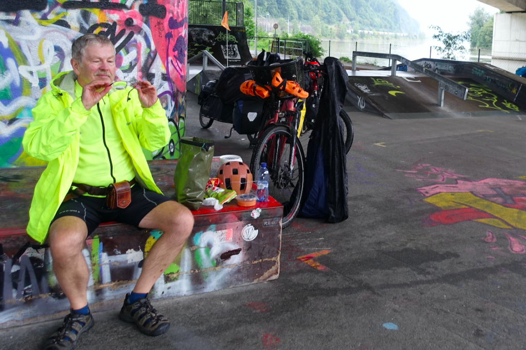 Trocken, aber noch lauter als in der Stadt: Fünf Züge rollten polternd vorbei, als wir hier Pause machten)