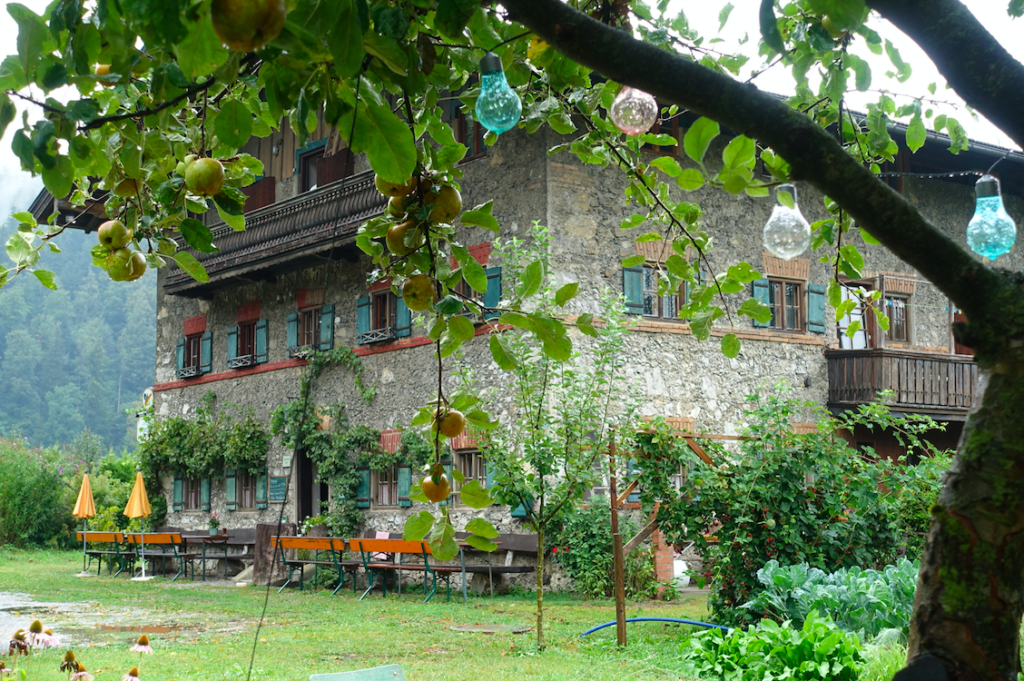 Muss ein uraltes Haus sein, die Pension Heubergwirt in Flintsbach (Bayern)